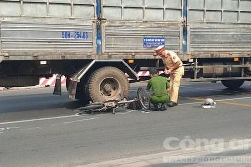 Nữ sinh lớp 10 chạy xe đạp điện gần đến cổng trường, bị xe tải tông nguy kịch