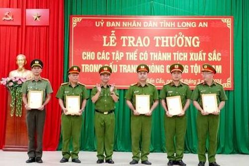 Khen thưởng các đơn vị triệt phá băng nhóm thực hiện 16 vụ cướp thuốc lá lậu