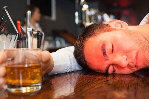 Có phải người nhóm máu O uống bia rượu thường đỏ mặt?