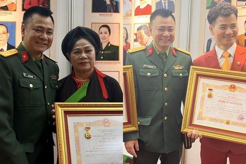 Tự Long chúc mừng mẹ và bạn thân - Xuân Bắc trong ngày nhận danh hiệu