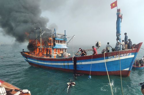 Tàu cá của ngư dân Quảng Ngãi bốc cháy ngùn ngụt khi đang neo đậu gần bờ