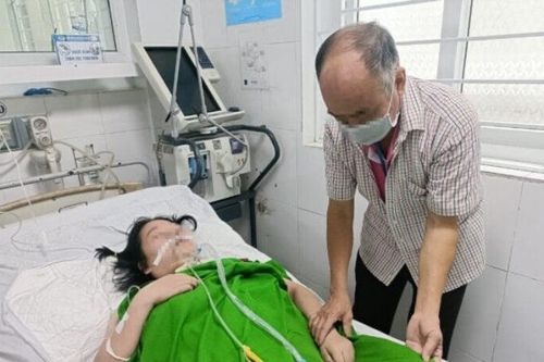 20 phút chạy đua cứu người phụ nữ ngừng tim trên đường đến bệnh viện