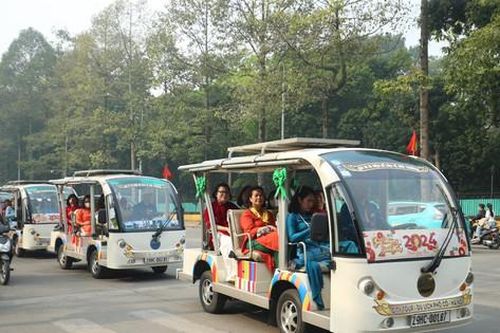 Quảng bá áo dài Việt và tour kết nối Hoàng thành Thăng Long - Phố cổ bằng xe điện