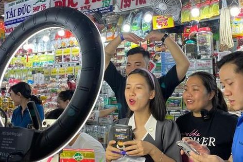Nắm bắt xu thế mới để phát triển thương mại điện tử