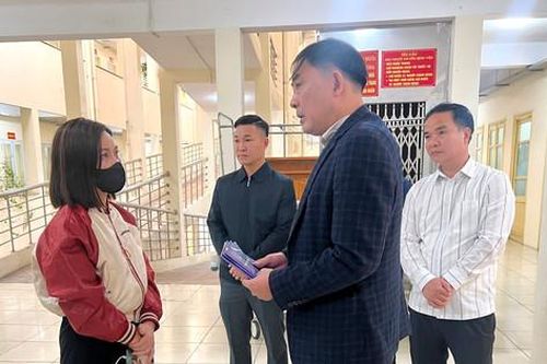 Chủ tịch UBND huyện Thường Tín Nguyễn Xuân Minh thăm nạn nhân vụ cháy tối 5-3