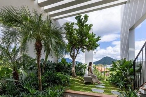 Nhà có hồ bơi bao quanh, sân thượng có vườn đẹp như cổ tích ở Nha Trang