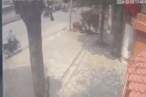 Camera an ninh hé lộ nguyên nhân vụ tai nạn nghiêm trọng khiến xe ô tô con bẹp rúm ở Ứng Hòa