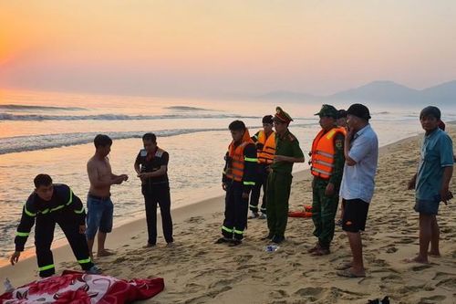 Tìm thấy thi thể người đàn ông bị sóng cuốn khi đi bủa lưới