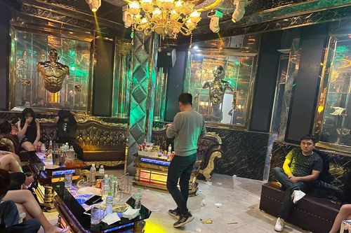 Tóm gọn 32 đối tượng 'bay lắc' trong quán karaoke KTV Luxury
