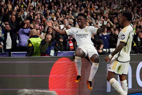 Vinicius tái hiện pha ăn mừng của Ronaldo trong ngày Real vào tứ kết