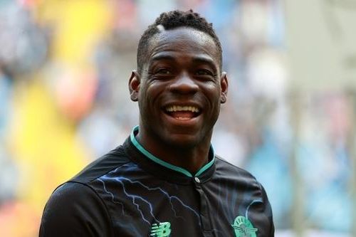Balotelli đốt pháo dọa đồng đội