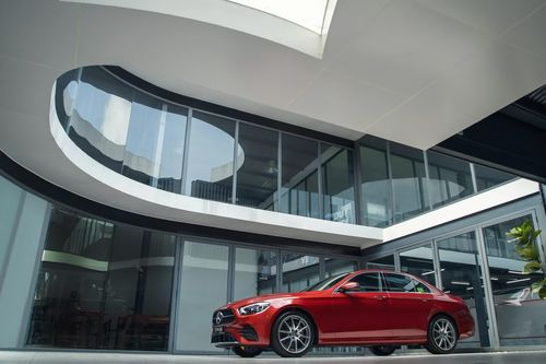 Mercedes-Benz 'lướt' đắt ngang xe mới