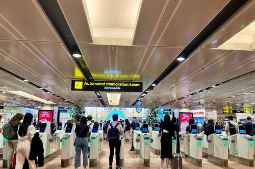 Xuất nhập cảnh sân bay Singapore chỉ tốn 1 phút, bao giờ tới Việt Nam?