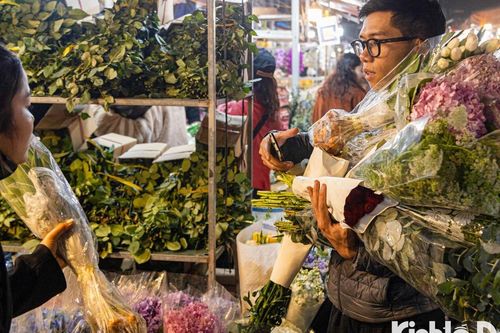Nhộn nhịp chợ hoa đêm lớn nhất Thủ đô trước ngày Quốc tế Phụ nữ 8/3