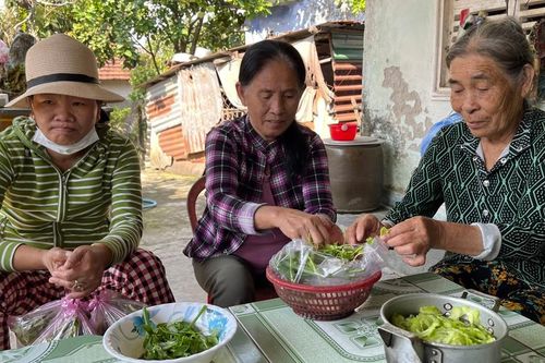 Những người mẹ làng biển