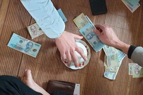 Hà Nội: Xô xát trong sới 'xóc đĩa', chú cháu mang dao quắm chém nhau