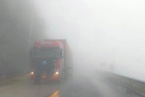 Hà Tĩnh: Sương mù bao phủ đường lên cửa khẩu Cầu Treo