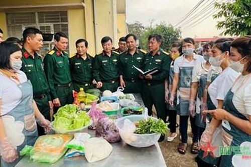 Trung đoàn 726 tổ chức Hội thi nấu ăn 'Bữa cơm gia đình ấm áp, yêu thương'
