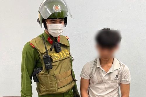 Thủ dao, roi điện đi 'xử' đối thủ