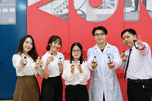 Sinh viên Đà Nẵng khởi nghiệp với mực vẽ từ nông sản bỏ đi
