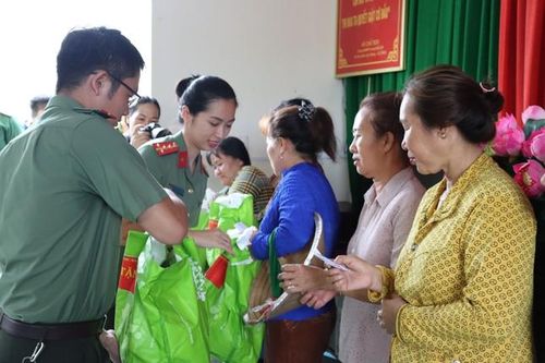 Đoàn Thanh niên Công an Thành phố trao quà cho bà con xã đảo Thạnh An