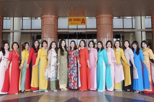 Những 'bông hồng' duyên dáng Áo dài với chuyển đổi số