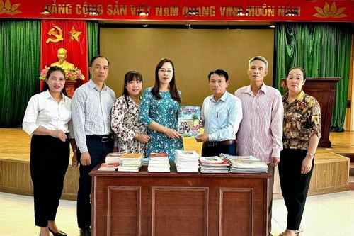 Trao tặng sách, báo Xuân cho Làng văn hóa kiểu mẫu ở Vĩnh Phúc