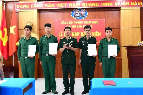 Chiến sĩ trẻ tự hào khi được đứng trong hàng ngũ của Đảng