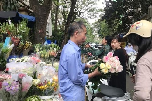 Sát ngày 8/3, hoa tươi tăng giá mạnh, tiểu thương nhập hàng cầm chừng