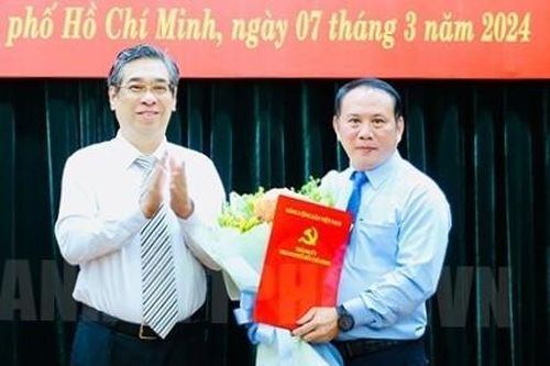 Trao quyết định của Ban Thường vụ Thành ủy TPHCM về công tác cán bộ