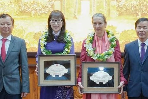 Hai phụ nữ nước ngoài trở thành công dân danh dự của Huế