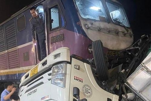 Xe tải bị tàu hỏa 'xé' đôi khi qua đường sắt ở Hải Phòng