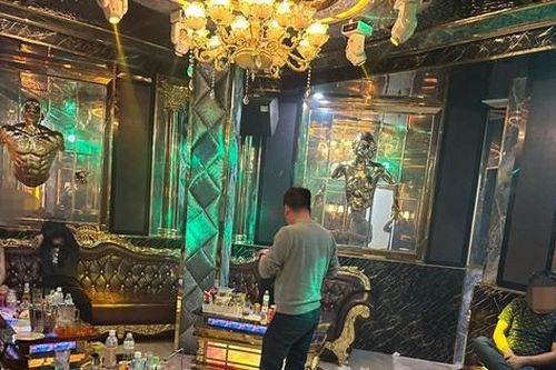 Hàng chục 'dân chơi' và 'gái dịch vụ' phê ma túy trong quán hát