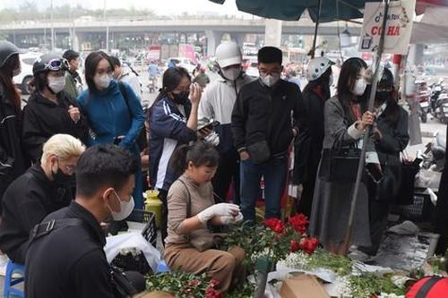 Giới trẻ xếp hàng cả tiếng mua hoa tặng mẹ, người yêu ngày 8/3