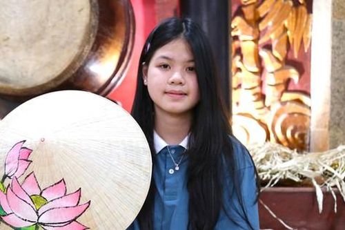 Hào hứng trải nghiệm làm nón lá dành tặng bà, mẹ ngày 8/3