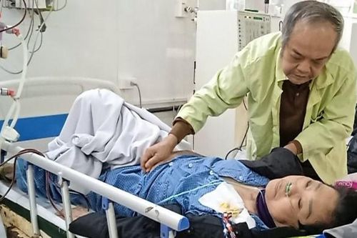 Bán hết đất không đủ tiền chữa bệnh cho vợ, người đàn ông cầu khẩn cứu mạng