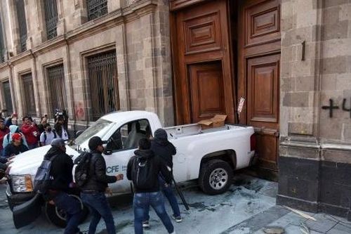 Video khoảnh khắc người biểu tình dùng ô tô đâm sập cửa phủ Tổng thống Mexico