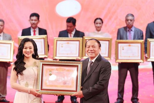 Hoài Anh xúc động nhận danh hiệu NSƯT sau 32 năm theo nghề múa