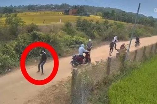 Nghe cha kể bị đe dọa khi chăn vịt thả đồng, con tìm đối phương nổ súng uy hiếp