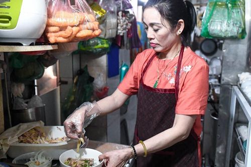 Phở gà, gà xé phay 20 năm 'núp' ngõ phố cổ tối thui, khách vẫn ngồi kín mỗi trưa