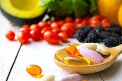 Uống vitamin có hại gan không, loại nào không nên dùng nhiều?