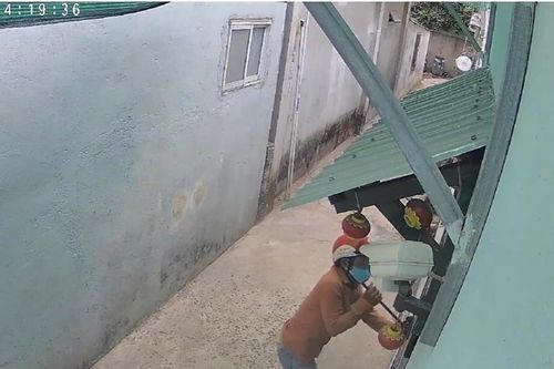 Cô gái đứng cảnh giới để đồng bọn đột nhập, phá khóa trộm tài sản
