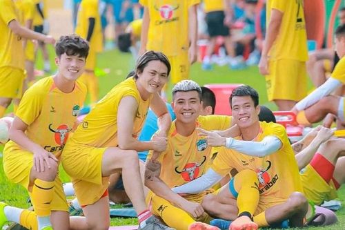 Huấn luyện viên Troussier nhận tin vui từ trò cưng trước hai trận sống còn; Công Phượng có thầy mới là cựu tiền vệ nức tiếng Nhật Bản