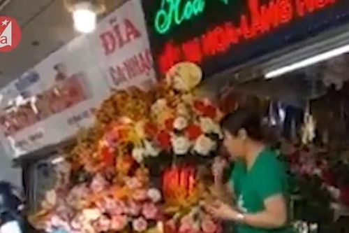 Lễ 8/3, quà đắt khách, giá hoa tươi 'hạ nhiệt'