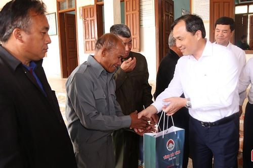 Bí thư Tỉnh ủy Hoàng Trung Dũng thăm Trạm xá Quân dân y kết hợp bản Thoọng Pẹ
