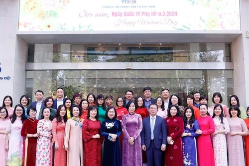 Phụ nữ TTXVN hưởng ứng Tuần lễ Áo dài: Muôn hoa khoe sắc