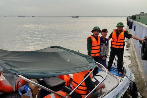 TP Hồ Chí Minh: Va chạm giữa sà lan và tàu, 2 người thoát chết