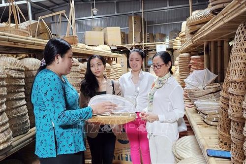 Đưa sản phẩm làng nghề truyền thống bay xa