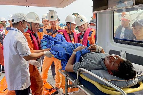 Cứu sống ngư dân sau 28 giờ trôi dạt trên vùng biển Hoàng Sa