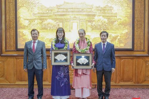 Hai phụ nữ nước ngoài được trao danh hiệu 'Công dân danh dự tỉnh Thừa Thiên Huế'